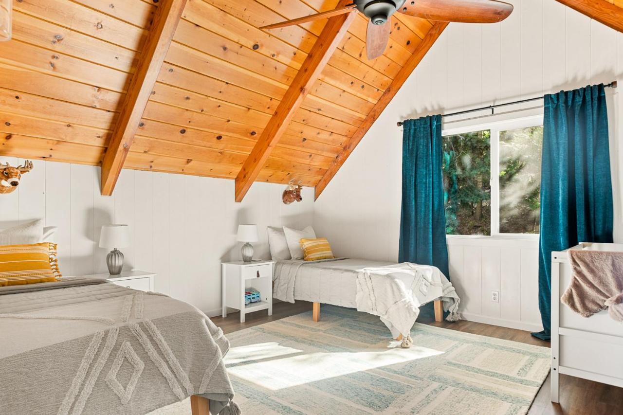 Romantic & Family Friendly Chalet In The Woods レイク・アローヘッド エクステリア 写真