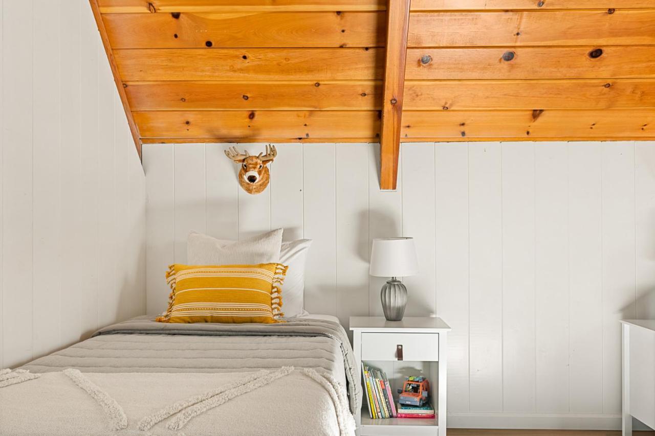 Romantic & Family Friendly Chalet In The Woods レイク・アローヘッド エクステリア 写真